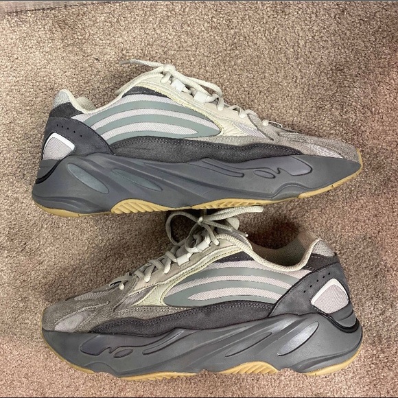 Yeezy boost 700 V2 Tephras sz 10.5